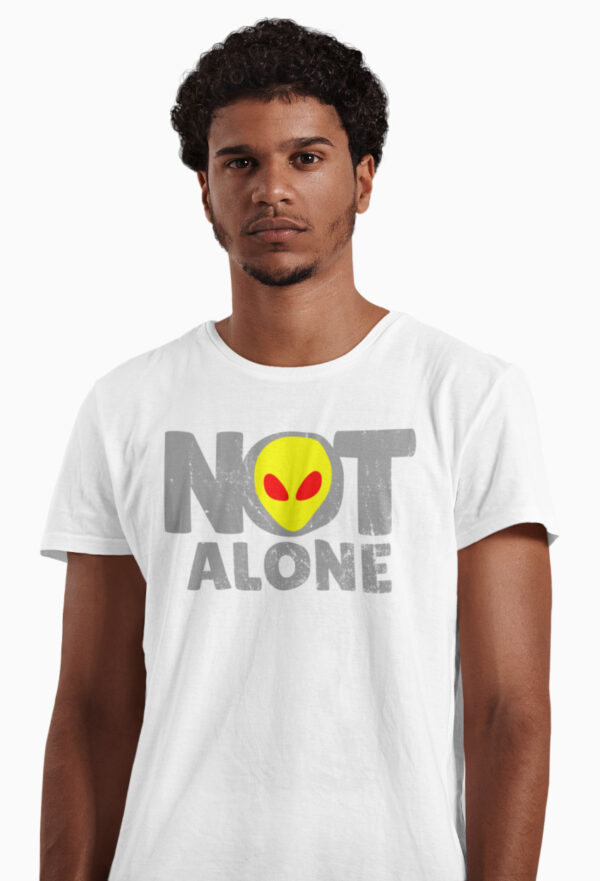 Estampa Not Alone branca no modelo masculino