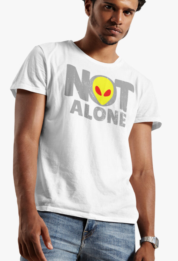 Estampa Not Alone branca no modelo masculino