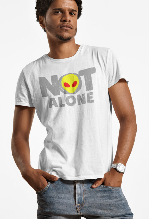 Estampa Not Alone branca no modelo masculino